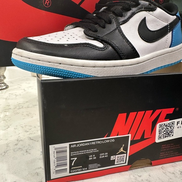 Air Jordan 1 Retro Low OG - Picture 7 of 8